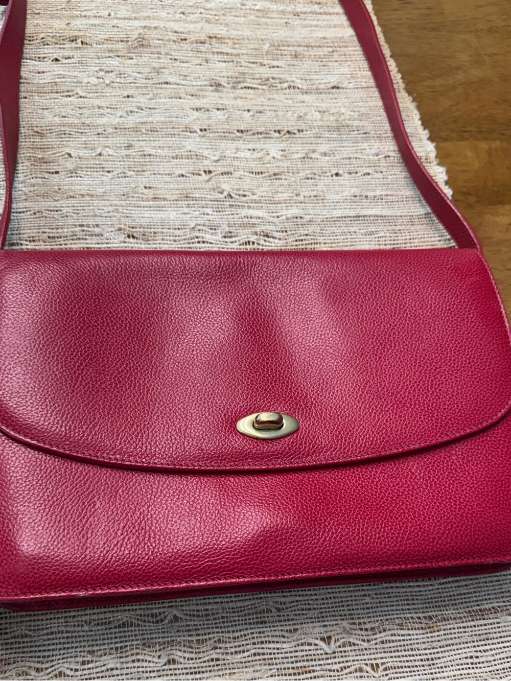 Vintage Coach Made in Italy Red Pebbled Leather Turn Lock Shoulder Bag - Picture 4 of 16